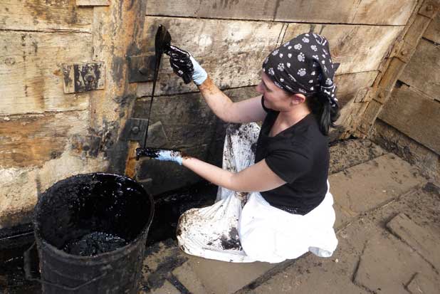 Working in the tar pits comes with unique challenges! Photo by the Page Museum.